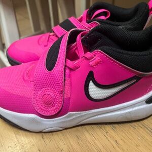 Nike Team Hustle D 11 Girls basketball sneakers